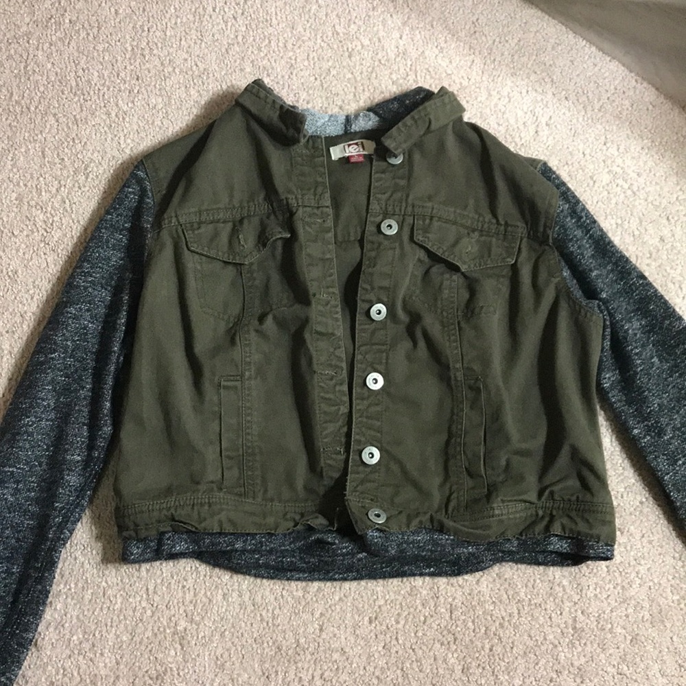 Cotton sleeve, army green denim jacket with hood.